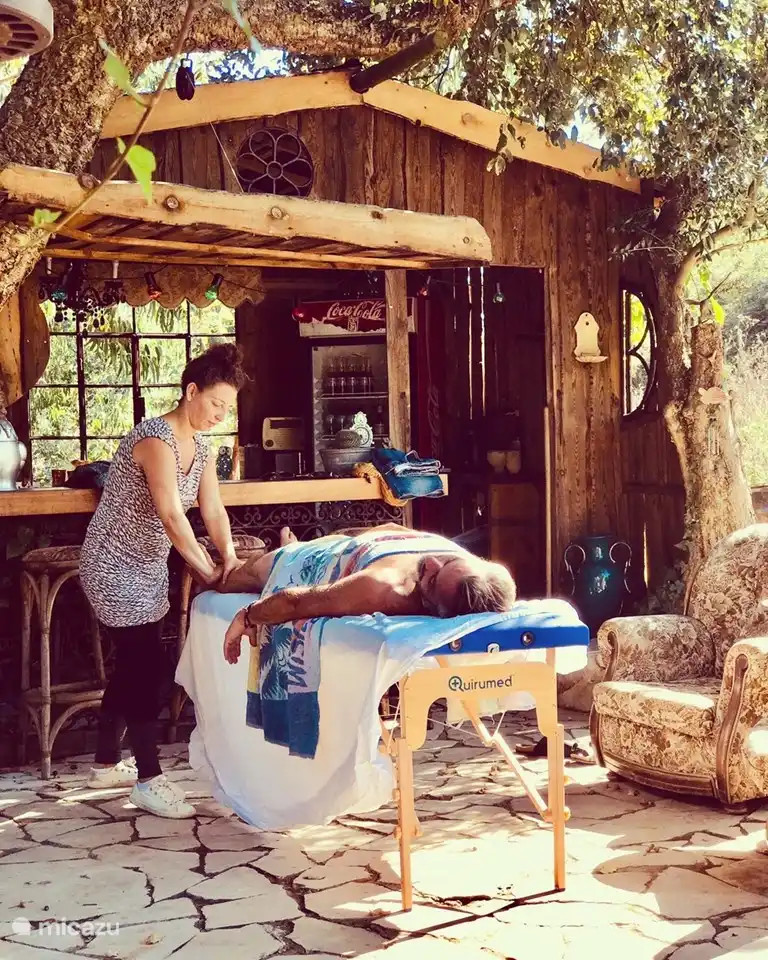 Pendant les mois d'été, Brigitte vient masser, si elle est intéressée.