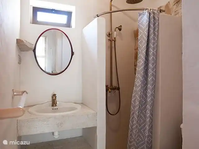 Casa do Forno - Quinta Ninho d'águia en Portugal, Costa de Prata, Alcobaça - apartamento El baño es pequeño pero bonito.