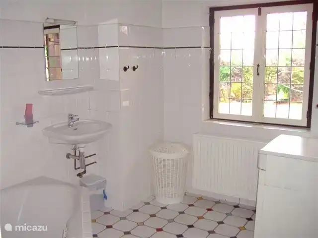 Badewanne und Dusche