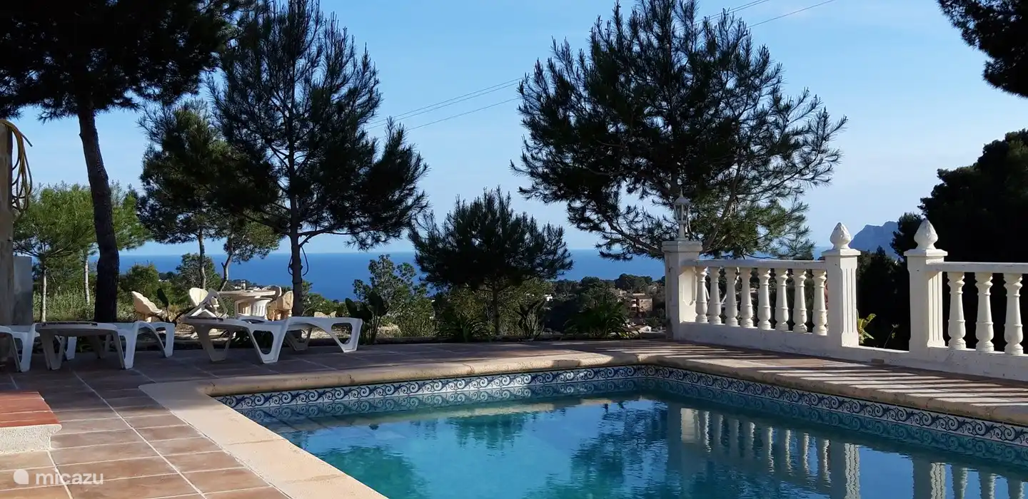 Vue de la piscine sur la mer