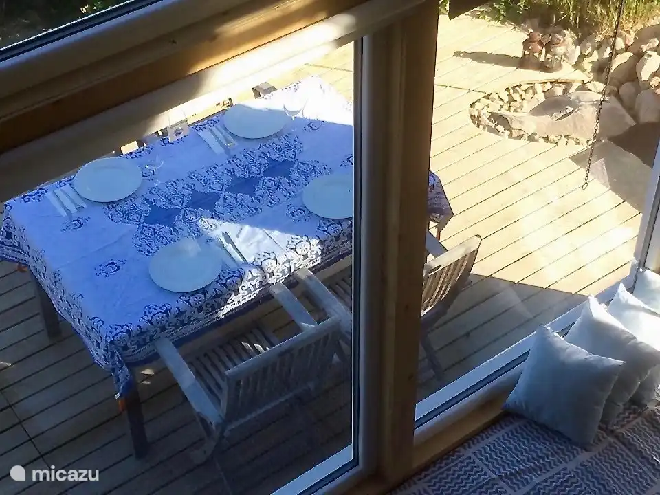 Der Esstisch auf der Terrasse.