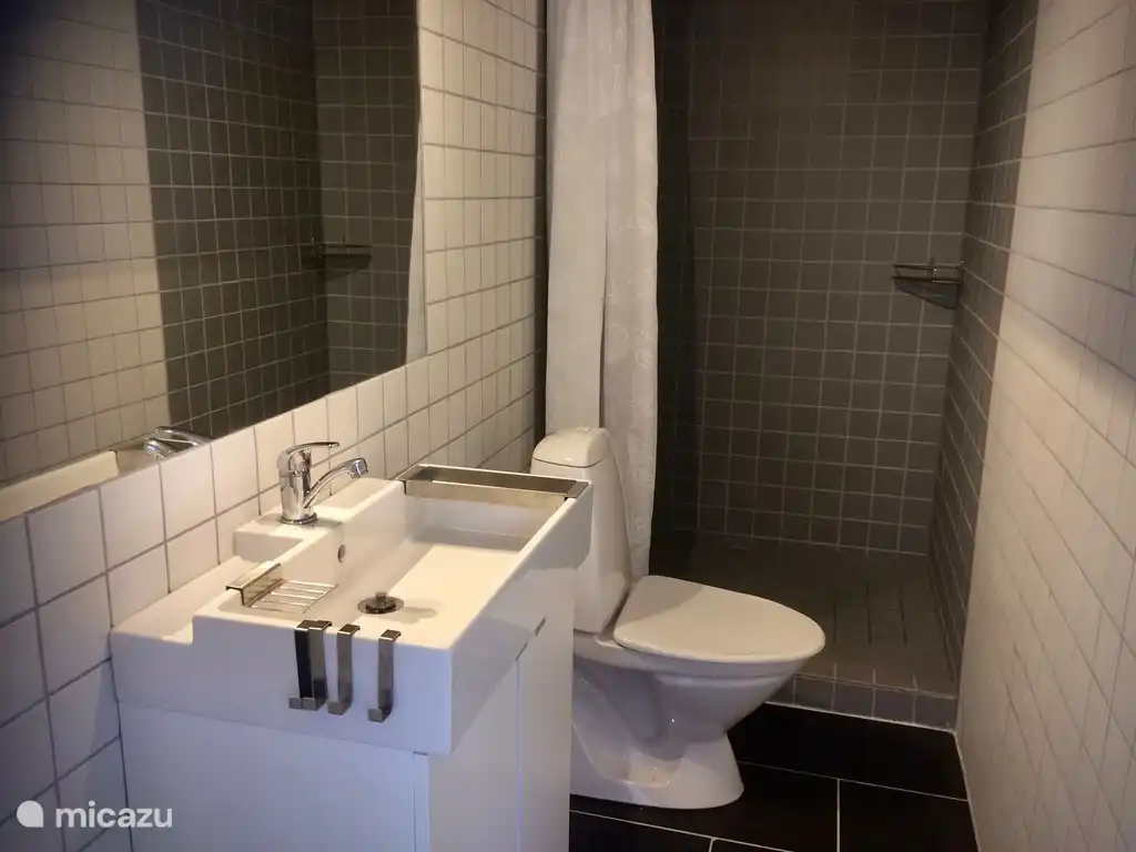 Das Badezimmer, frisch und stilvoll.