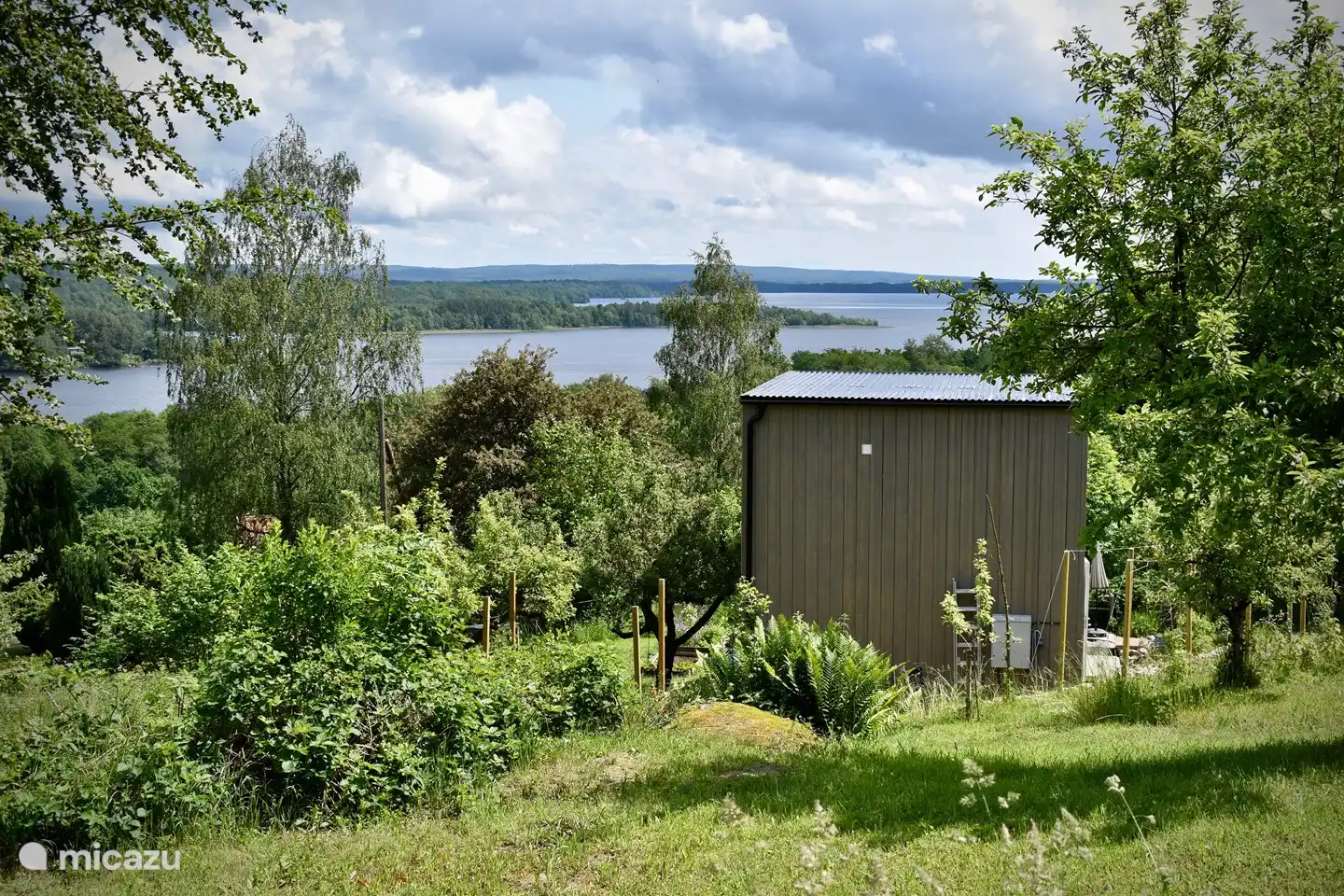 Das Ferienhaus mit unmittelbarer Umgebung.