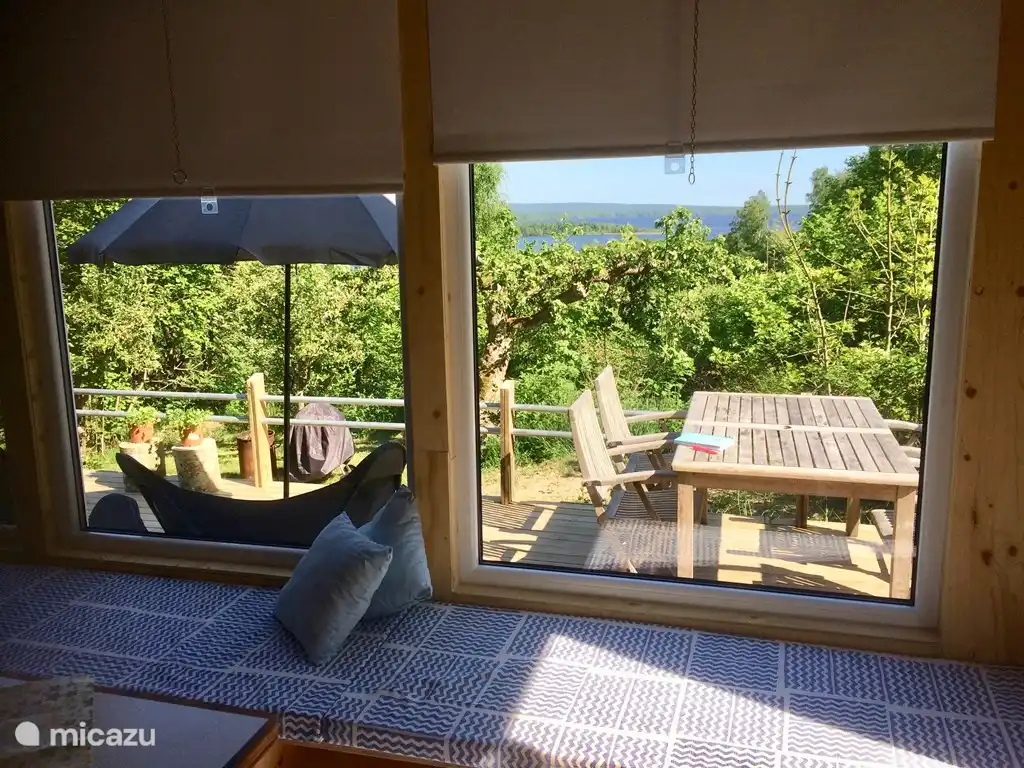 Als zusätzliche Sitzgelegenheit wurde eine Fensterbank über die gesamte Breite des Hauses gelegt. Unter der Fensterbank finden Sie große Ablagefächer.