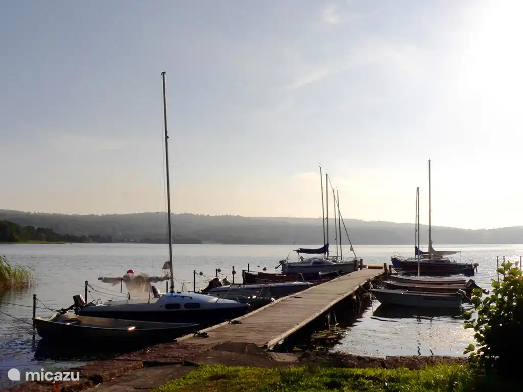 Der Hafen von Vanga. Die Miete des Ferienhauses beinhaltet ein Kanu und ein Motor-/Ruderboot für 4 Personen.