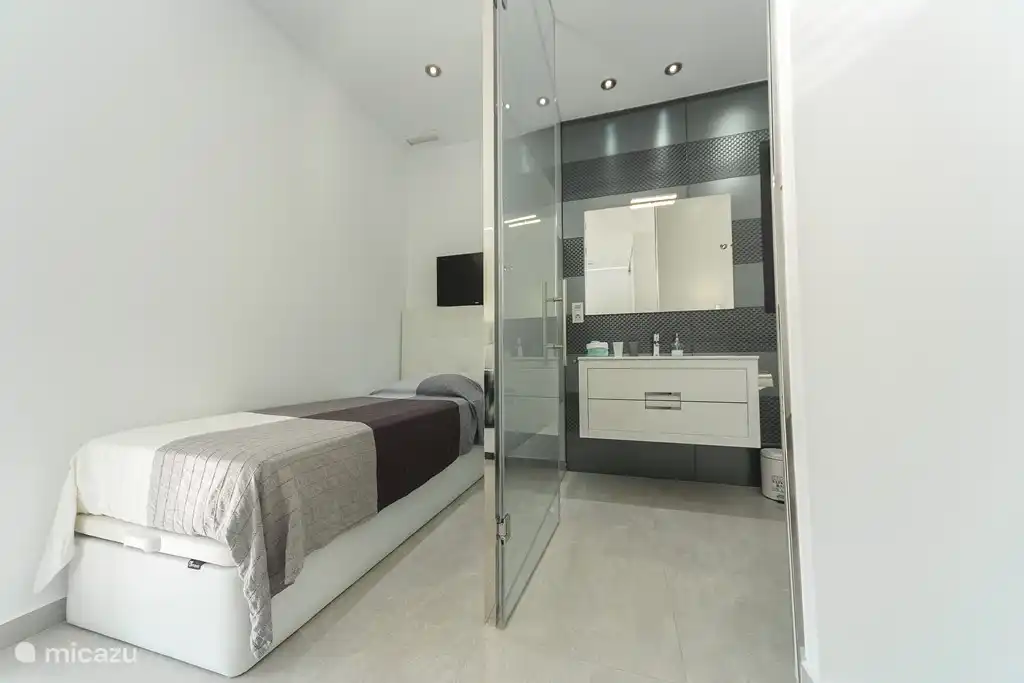 Schlafzimmer mit Doppelbett und separatem Bett und eigenem Bad