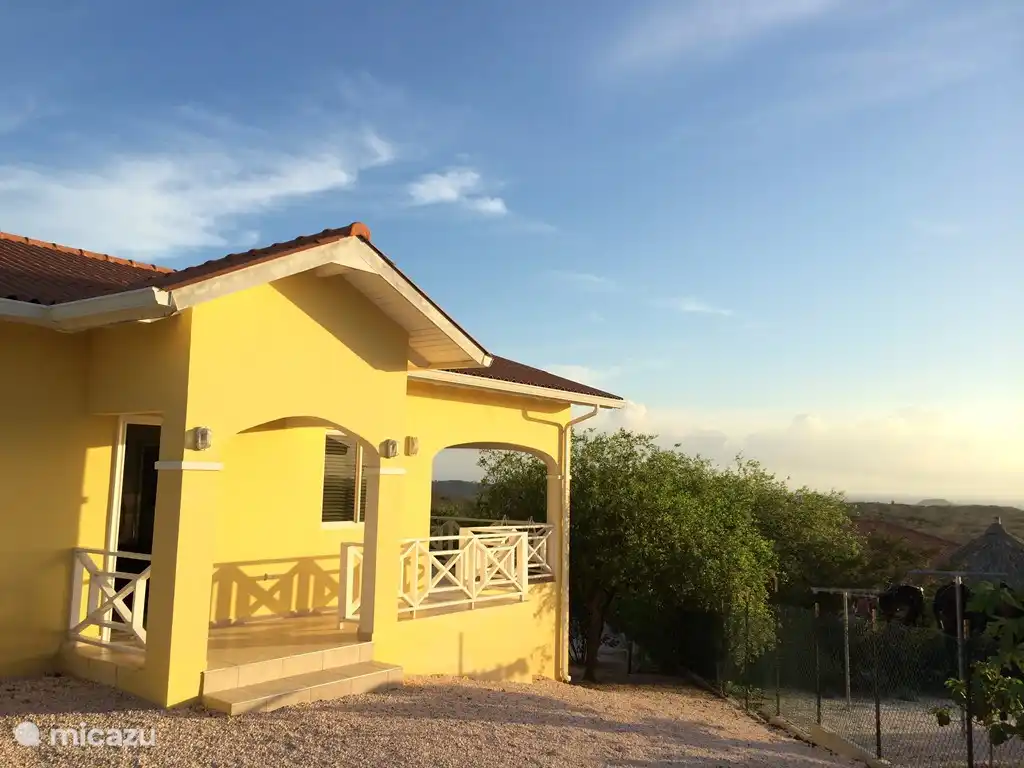 View from the entrance of the site on the house with the terrace at the rear (and extra plot as a garden) with unobstructed views of the landscape and the sea.
