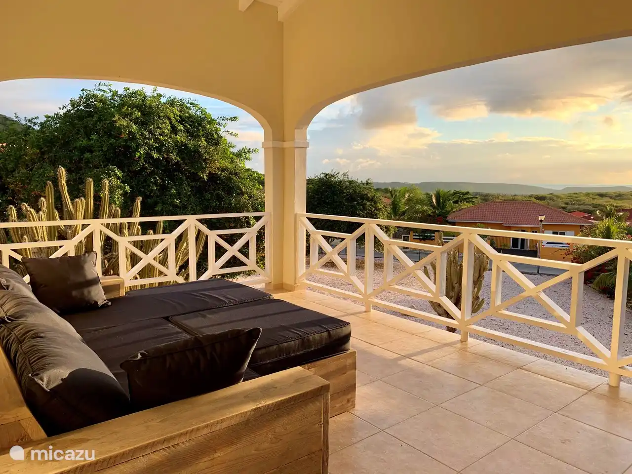 Quiet terrace with uninterrupted views. The house is not directly on a road from the park. There is a lot of ours between what we pulled by the garden. Lots of privacy.