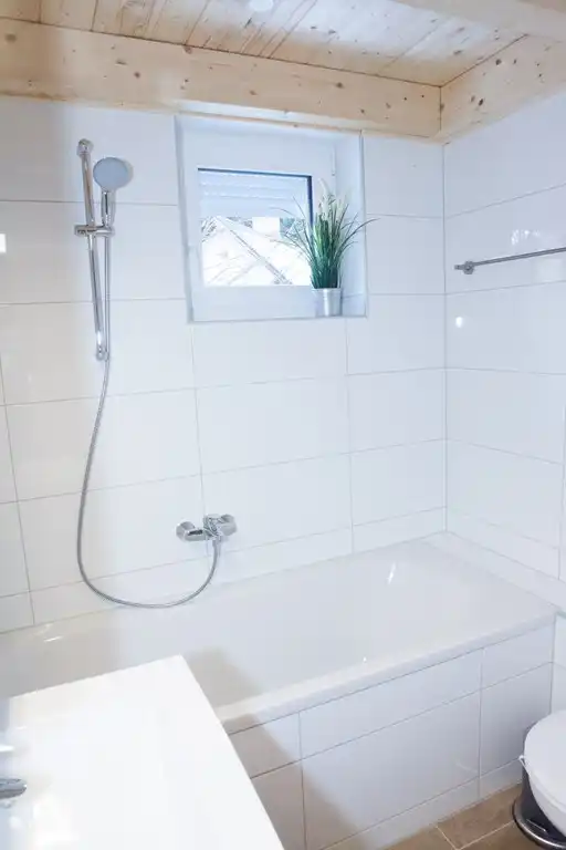 2 Badezimmer mit Waschtisch und Spiegelschrank