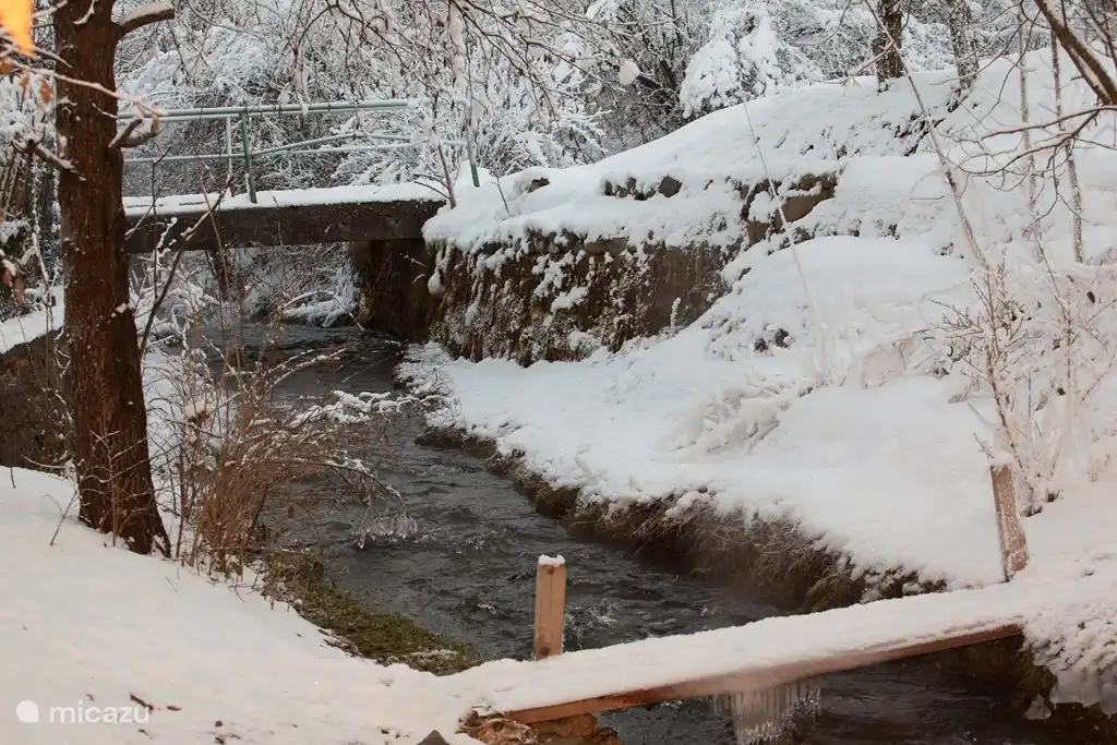 Brücke über den Bach im Garten