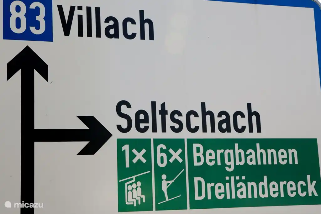 Die Strecke ist einfach: München, Salzburg, Villach, Udine (Italien) halten, letzte Ausfahrt vor der Grenze: Ausfahrt Arnold Stein, folgen Bergbahnen Dreiländereck. Kurz vor dem große Parkplatz des Skilifts, unten den privaten Weg nach links, bis zum letzten Block fahren. Die Entfernung von der Ausfahrt: 3km.
