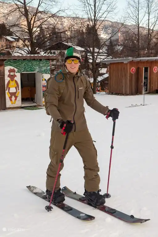 Mit dem Split Board nach oben gehen. Board Split Umstellung auf Snowboard und bergab.