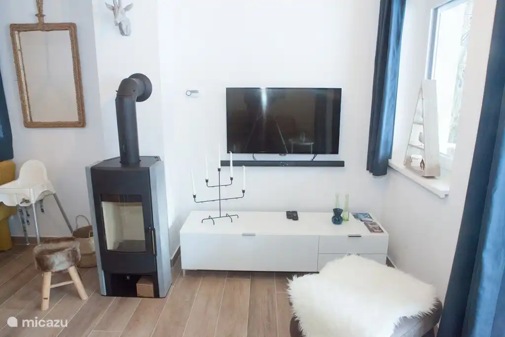 Holzofen, Satelliten-TV und Soundbar (Bluetooth + Internet)