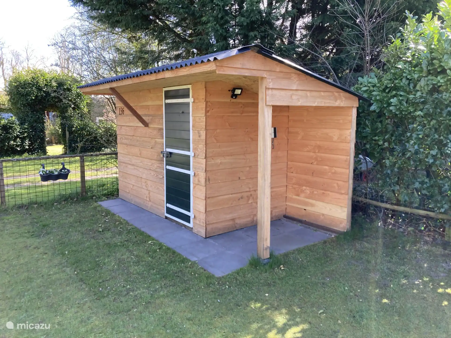 Überdachte Stauraum für 2 Fahrräder und 2 Ladestationen für Elektrofahrräder.