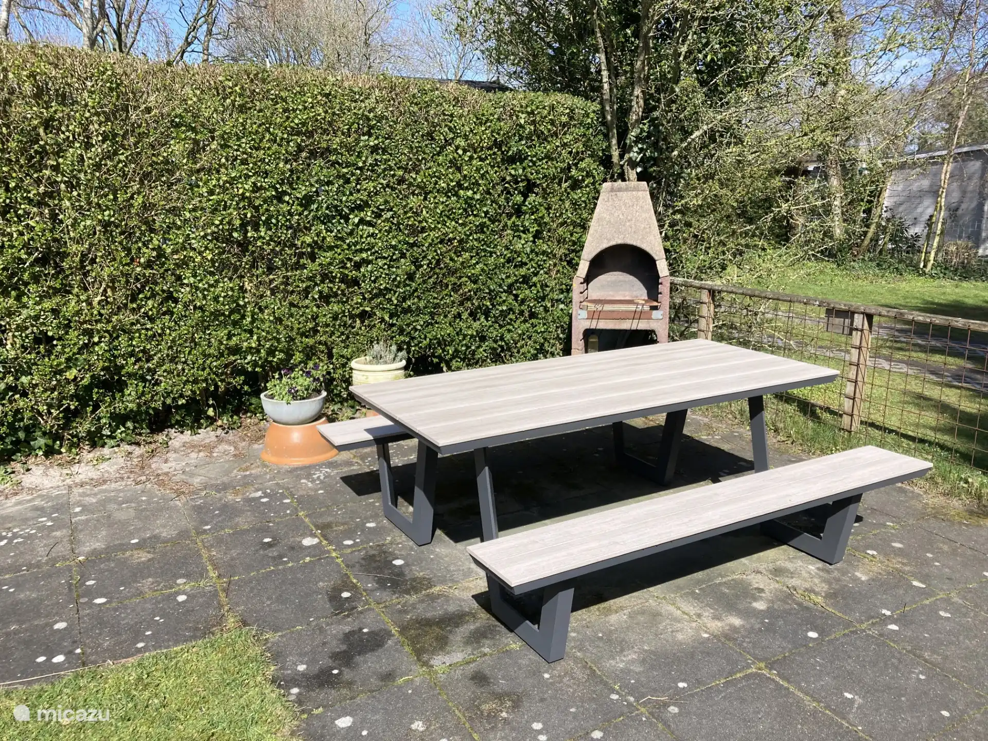 Gartentisch am Grillplatz