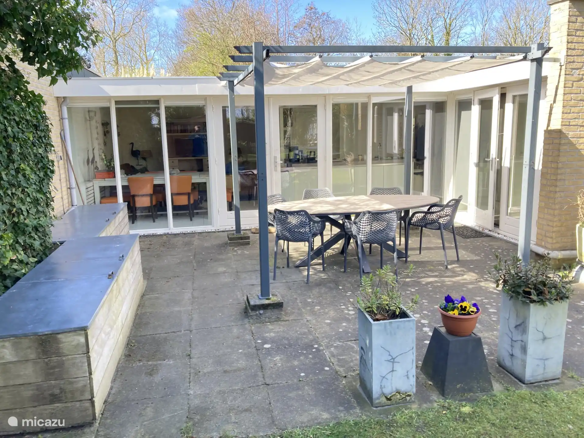 Sonnengetränkte oder schattige Sitzgelegenheiten für 6 Personen