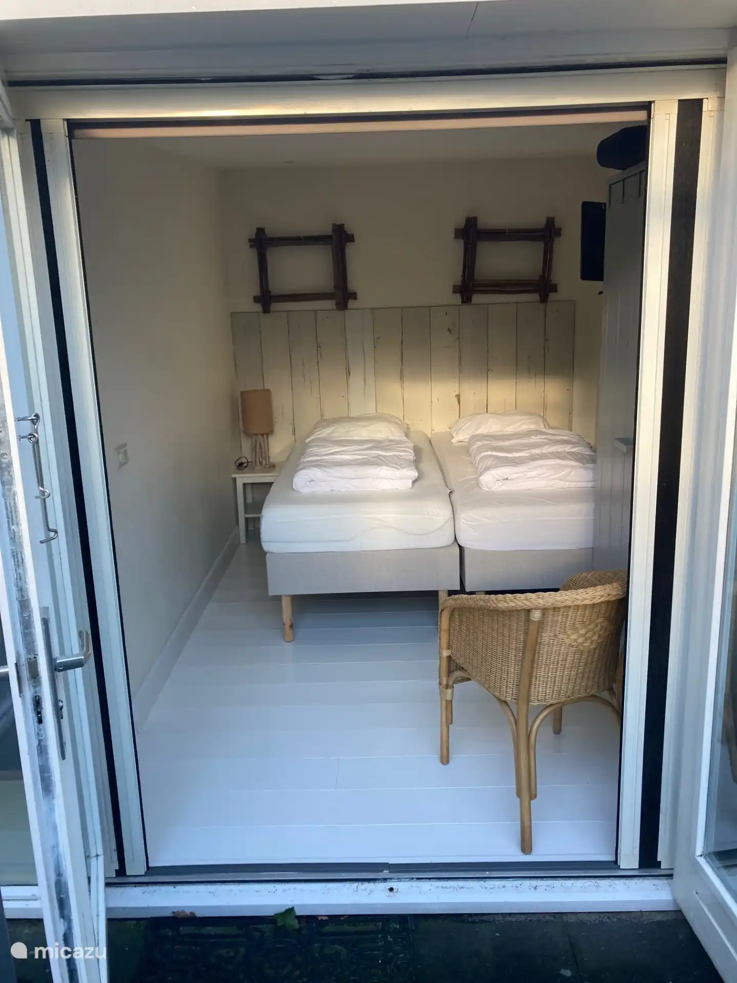 Dormitorio principal con mucho espacio de guardarropas, 2 x somier y puertas de patio a la terraza