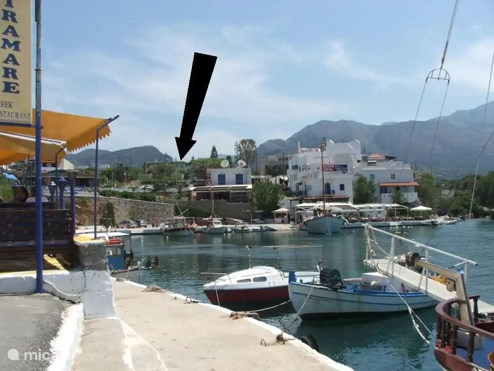 Sicht aus dem Hafen. Unser Ferienhaus befindet sich 50 m in die Bucht, die eigentlich ein großer Pool.