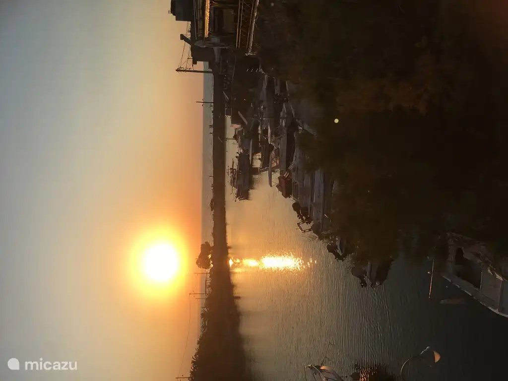 Sonnenuntergang in der Bucht von Sissi