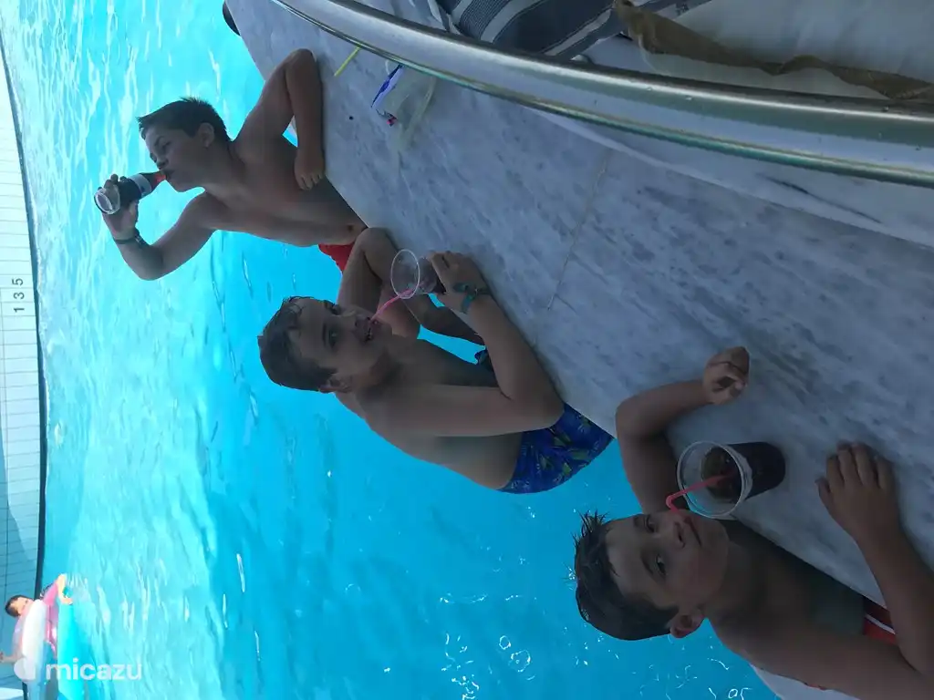 Die Kinder im Pool (Freier Eintritt bei 200 Meter von unserem Haus entfernt)