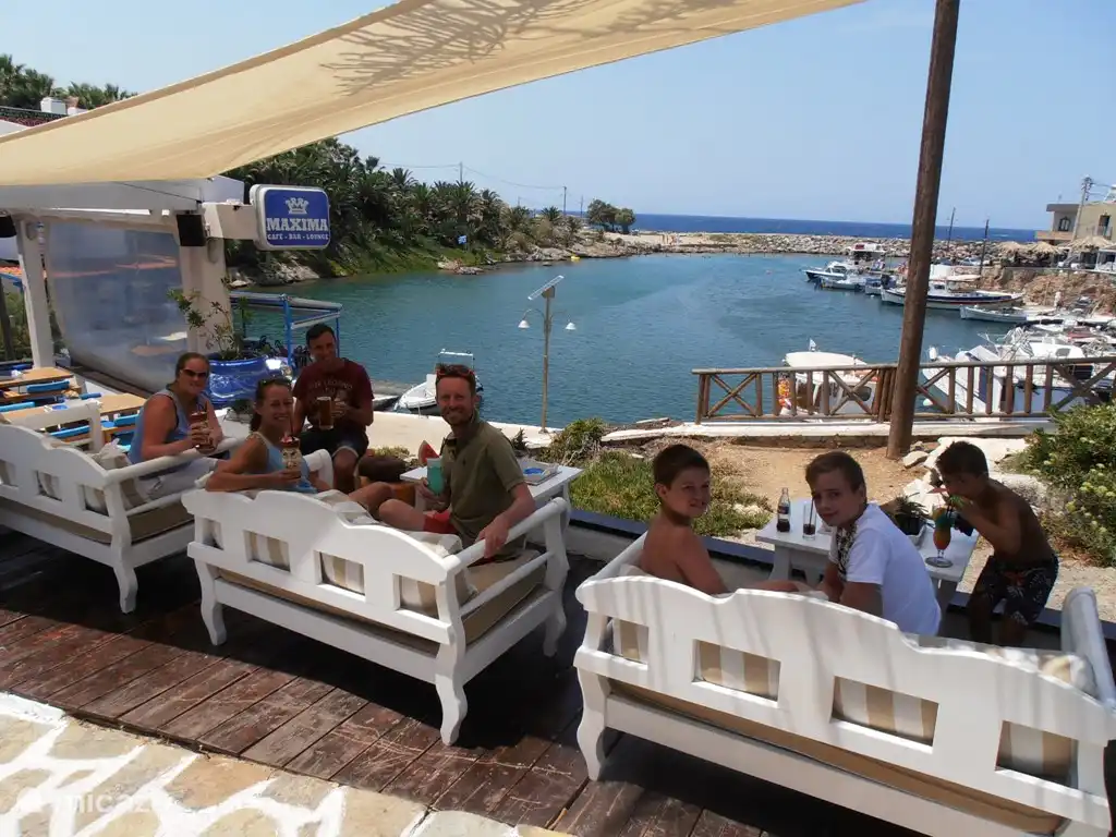 Terrasse mit schöner Aussicht auf die Bucht, mit unserem guten Freund Niko (GB) von Bar Maxima.