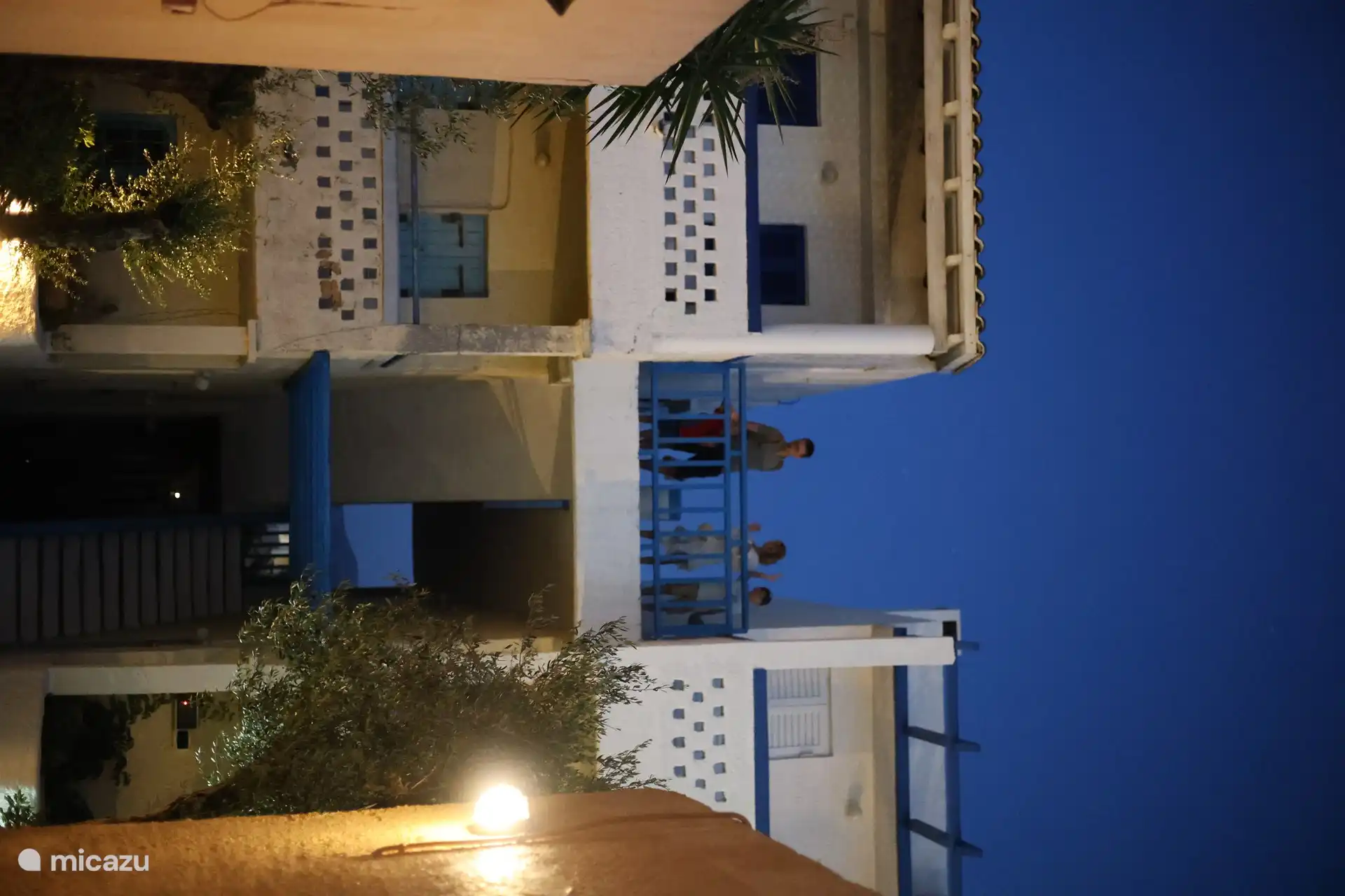 Ein paar Treppen hinauf. Der Ausblick von unserer Terrasse vor der Haustür ist fantastisch.