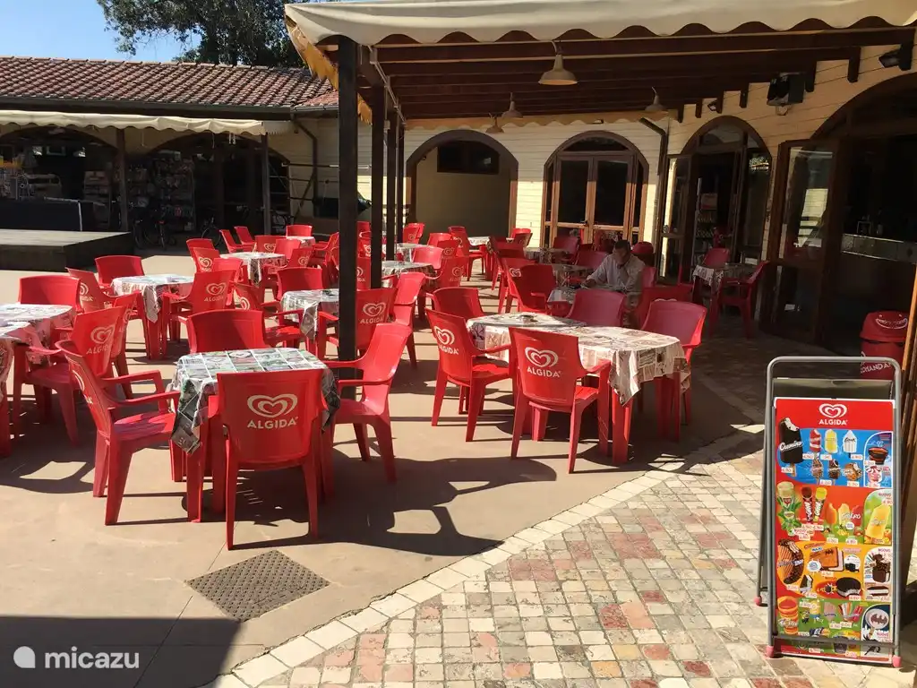 Terrasse auf dem Platz des Restaurants