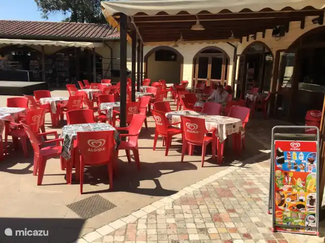 Mobil-home, Camping familial Toscane | Italie, Toscane, Viareggio - mobil-home terrasse sur la place du restaurant