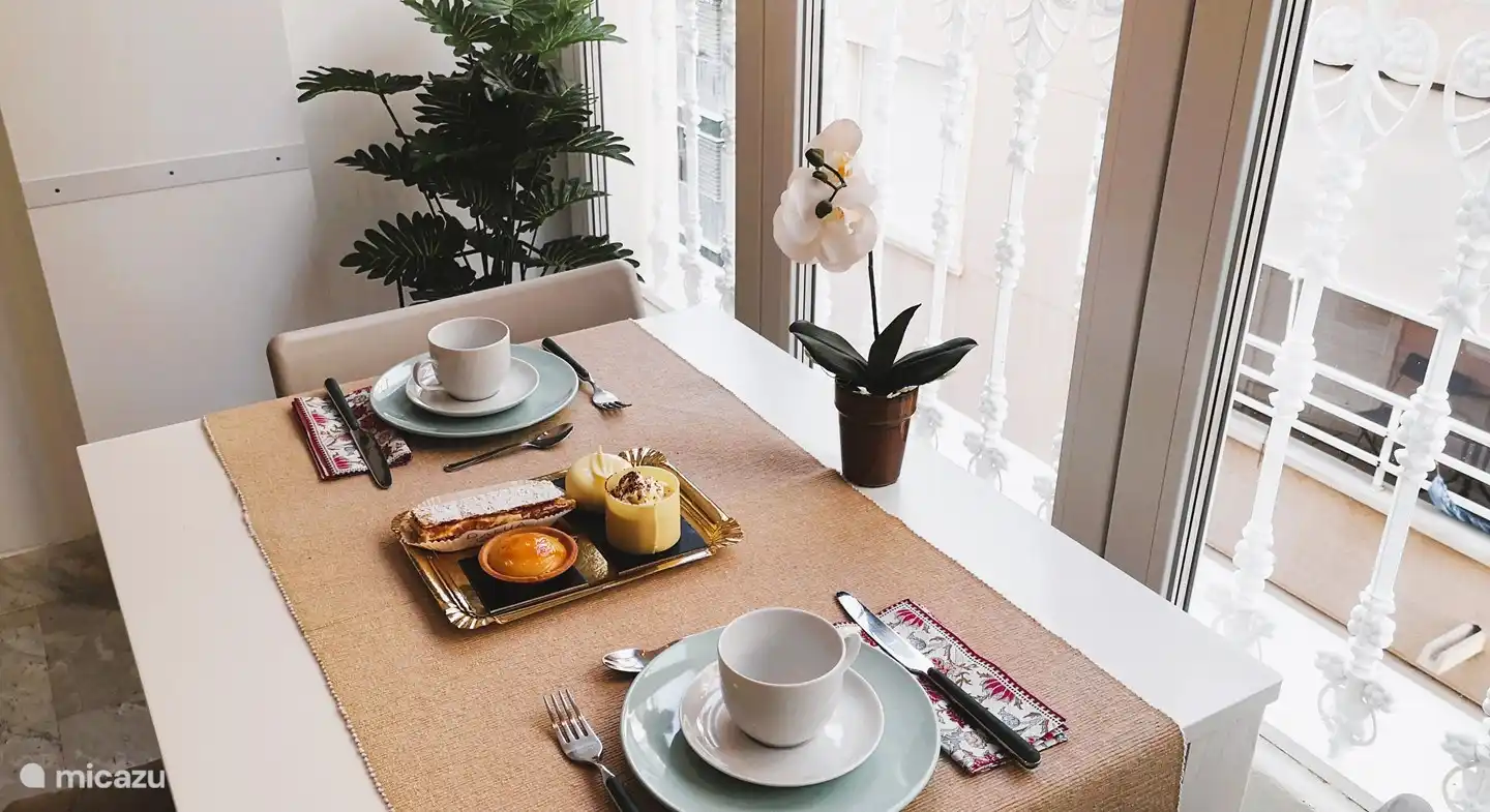 Lesen Sie Ihr Buch oder Ihre Zeitung, trinken Sie einen Kaffee... Die jungen Leute am Strand machen Wassersport...