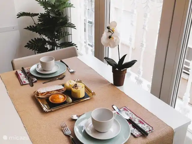 appartement huren in Spanje, Costa Blanca, Santa Pola – ALICANTE Santa Pola  Playa Levante Gezellig je boek of krant lezen, een koffietje drinken... De jongeren aan het strand watersporten...