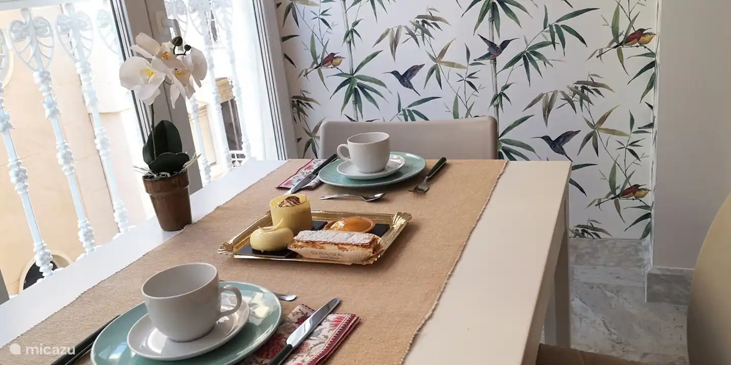 Der Tisch in dieser integrierten Terrassenecke ist auf 4 Personen erweiterbar.