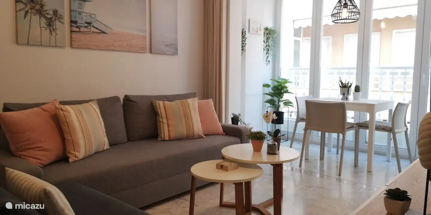 In der Sitzecke haben wir ein bequemes 4-Personen-Sofa und ein kleines Sofa bereitgestellt.