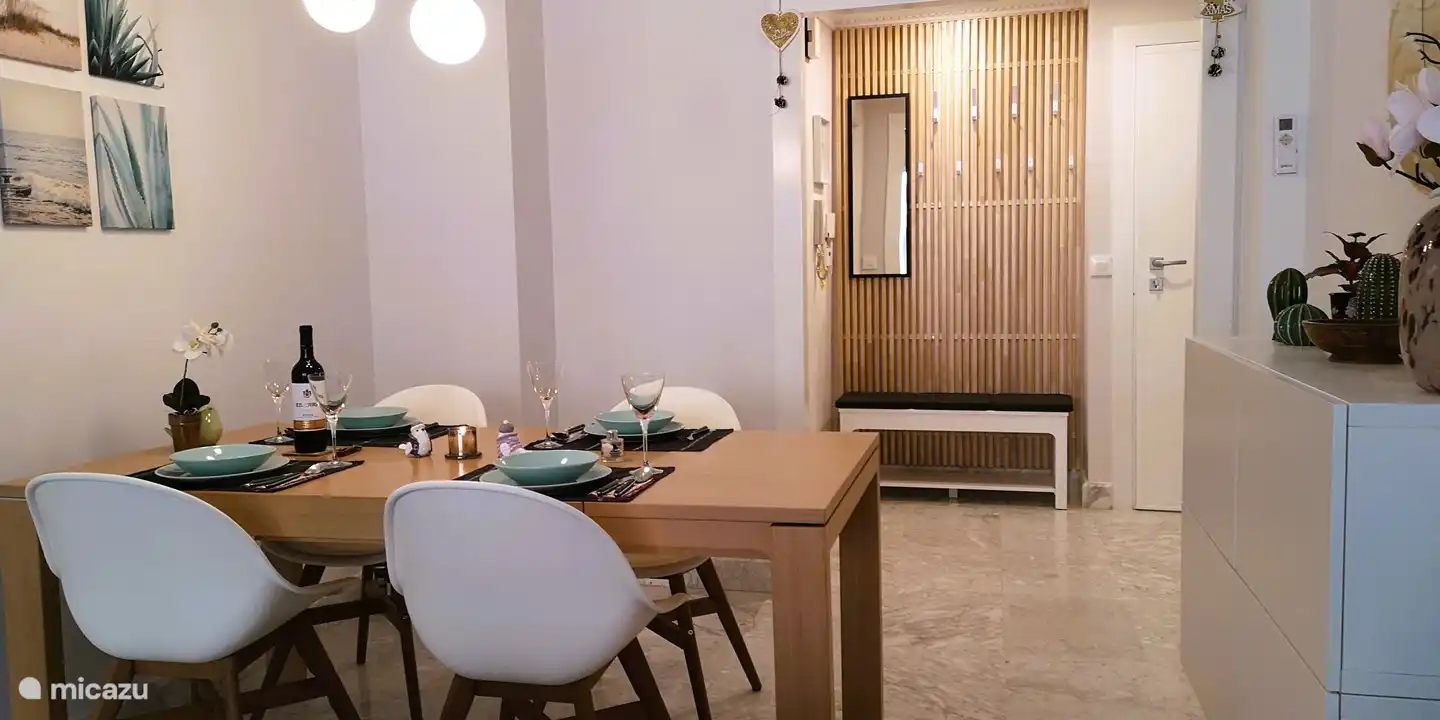 Ein geräumiges Esszimmer mit ausziehbarem Esstisch. Vor der Eingangshalle befindet sich eine geräumige Garderobe sowie ein Stauraum für Ihre Schuhe