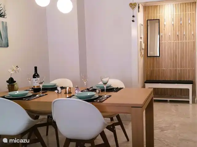 appartement huren in Spanje, Costa Blanca, Santa Pola – ALICANTE Santa Pola  Playa Levante Een ruime eetkamer met verlengbare eettafel. Voor de inkomhal is er een ruime kapstok voorzien alsook een opbergruimte voor je schoenen