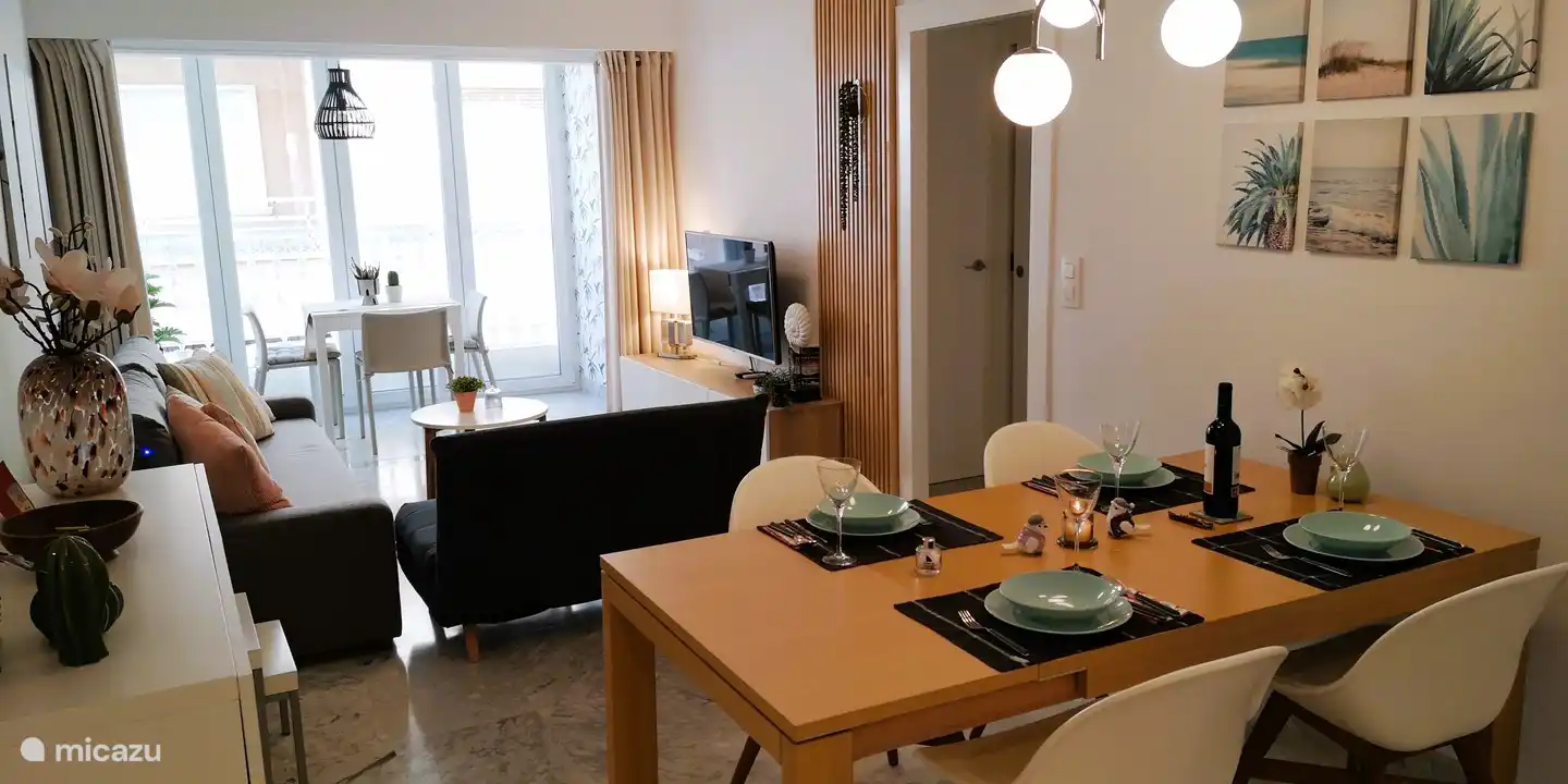 Ein geräumiges Esszimmer mit ausziehbarem Esstisch