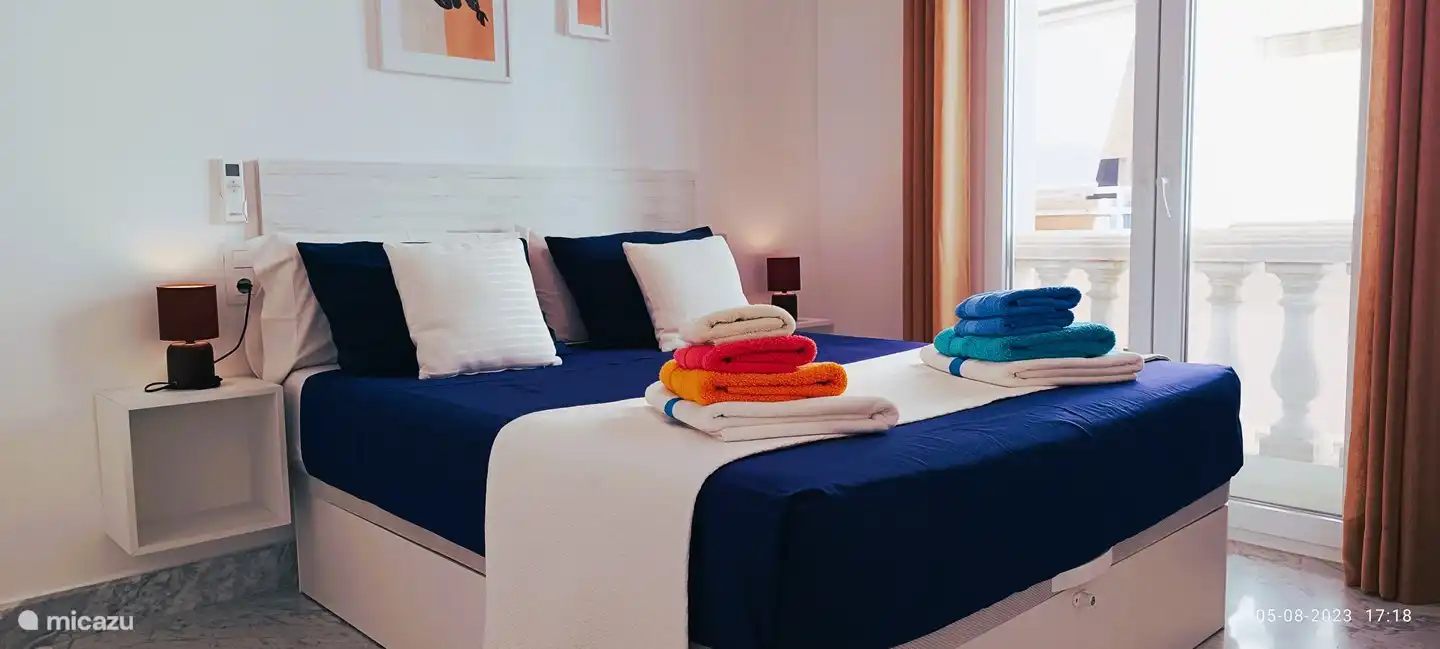 Das große Schlafzimmer bzw. Hauptschlafzimmer verfügt über ein Doppelbett und einen Einbauschrank. Die Rollläden können vom Bett aus elektrisch bedient werden.