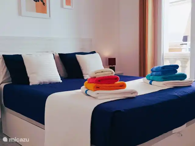appartement huren in Spanje, Costa Blanca, Santa Pola – ALICANTE Santa Pola  Playa Levante In de grote slaapkamer of master bedroom staat een tweepersoonsbed en een ingemaakte kleerkast. De rolluiken zijn elektrish te bedienen vanuit bed.