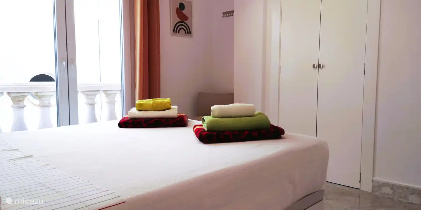 Im geräumigen Kleiderschrank sind ausreichend Kleiderhaken vorhanden.