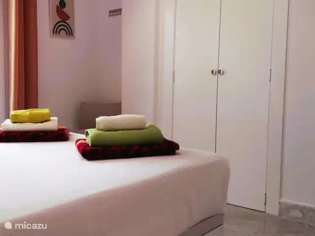 appartement huren in Spanje, Costa Blanca, Santa Pola – ALICANTE Santa Pola  Playa Levante In de ruime kleerkast zijn er voldoende kapstokken voorzien.