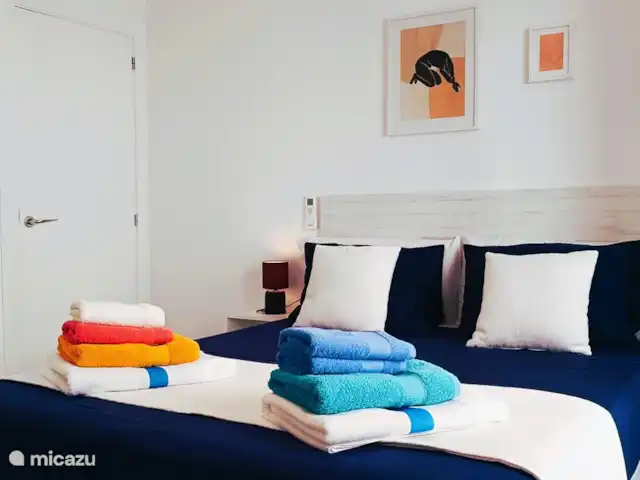 appartement huren in Spanje, Costa Blanca, Santa Pola – ALICANTE Santa Pola  Playa Levante Er is een opvouwbaar kinderbedje voorzien met een linnenset voor een baby of kleuter alsook een kinderstoel en wc-potje. Dit is op aanvraag ter beschikking. Het kinderbedje past perfect in deze slaapkamer.