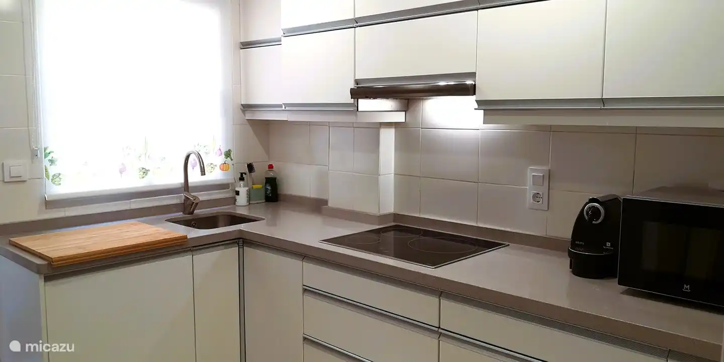 In der Küche haben Sie ein Glaskeramikkochfeld, Kühlschrank mit Gefrierfach, Mikrowellengrill, Spülmaschine, Toaster, Wasserkocher ... Desweiteren alle notwendigen Koch- und Essutensilien, Küchentücher, Geschirrtücher sowie Grundgewürze ...