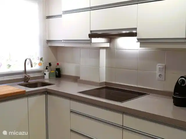 appartement huren in Spanje, Costa Blanca, Santa Pola – ALICANTE Santa Pola  Playa Levante In de keuken heb je een vitrokeramische kookplaat, ijskast met diepvries, microgolf-grill, afwasmachine, broodrooster, waterkoker...
Verder al het nodige kook- en eetgerei, keukenhanddoeken, vaatdoeken alsook basiskruiden...