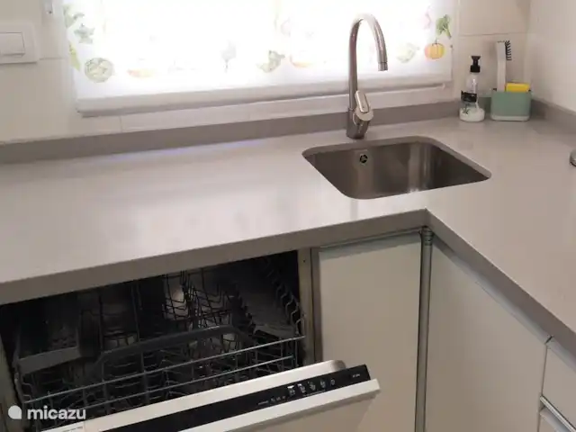 appartement huren in Spanje, Costa Blanca, Santa Pola – ALICANTE Santa Pola  Playa Levante De vaatwasmachine is onderin geplaatst naast de spoelbak