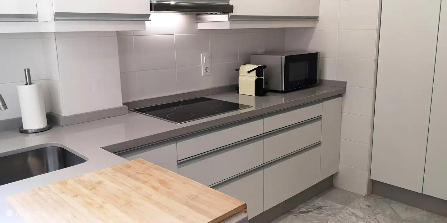 Ein Glaskeramik-Kochfeld, eine Kombi-Mikrowelle und eine feine Nespresso-Kaffeemaschine