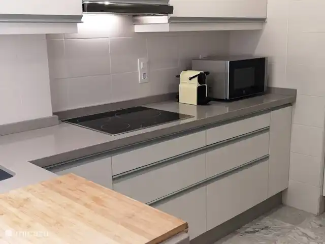 appartement huren in Spanje, Costa Blanca, Santa Pola – ALICANTE Santa Pola  Playa Levante Een vitrokeramische kookplaat, combi-microgolf en een fijn Nespresso koffietoestel