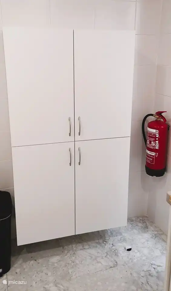 Schrank mit den Liegestühlen