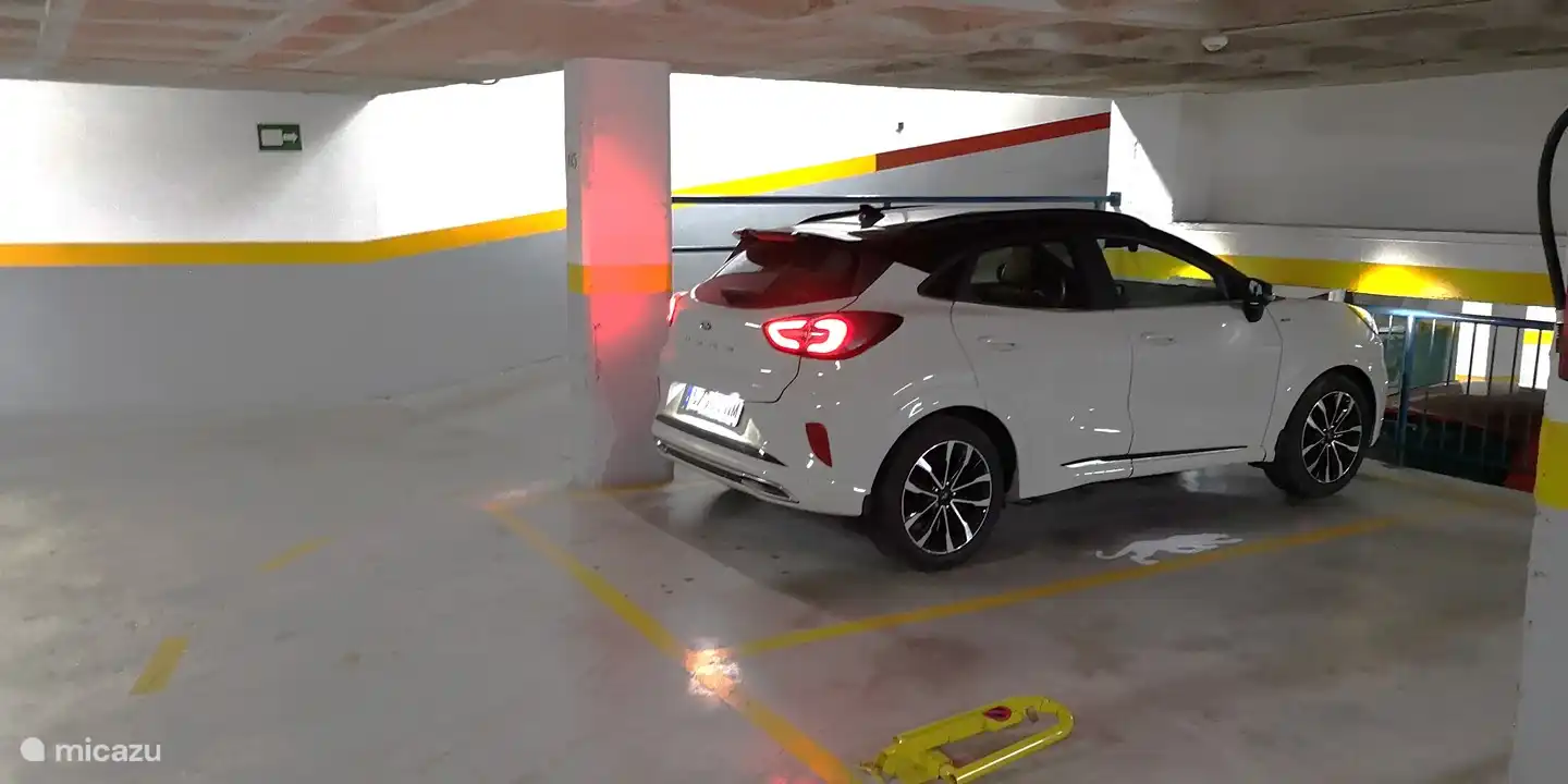 Während der Hochsaison und den Osterferien ist es wirklich empfehlenswert, einen Parkplatz zu haben. Einen Parkplatz auf der Straße zu finden, kann ziemlich mühsam sein.