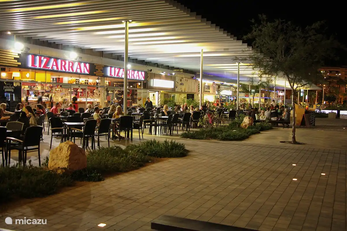 Gemütlich speisen und den Hafen genießen