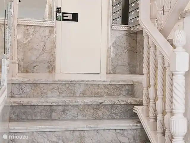 appartement huren in Spanje, Costa Blanca, Santa Pola – ALICANTE Santa Pola  Playa Levante Residentie Puerto Blanco III: 
In de inkomhal ga je via vier treden naar de ruime lift en vervolgens naar de vierde verdieping