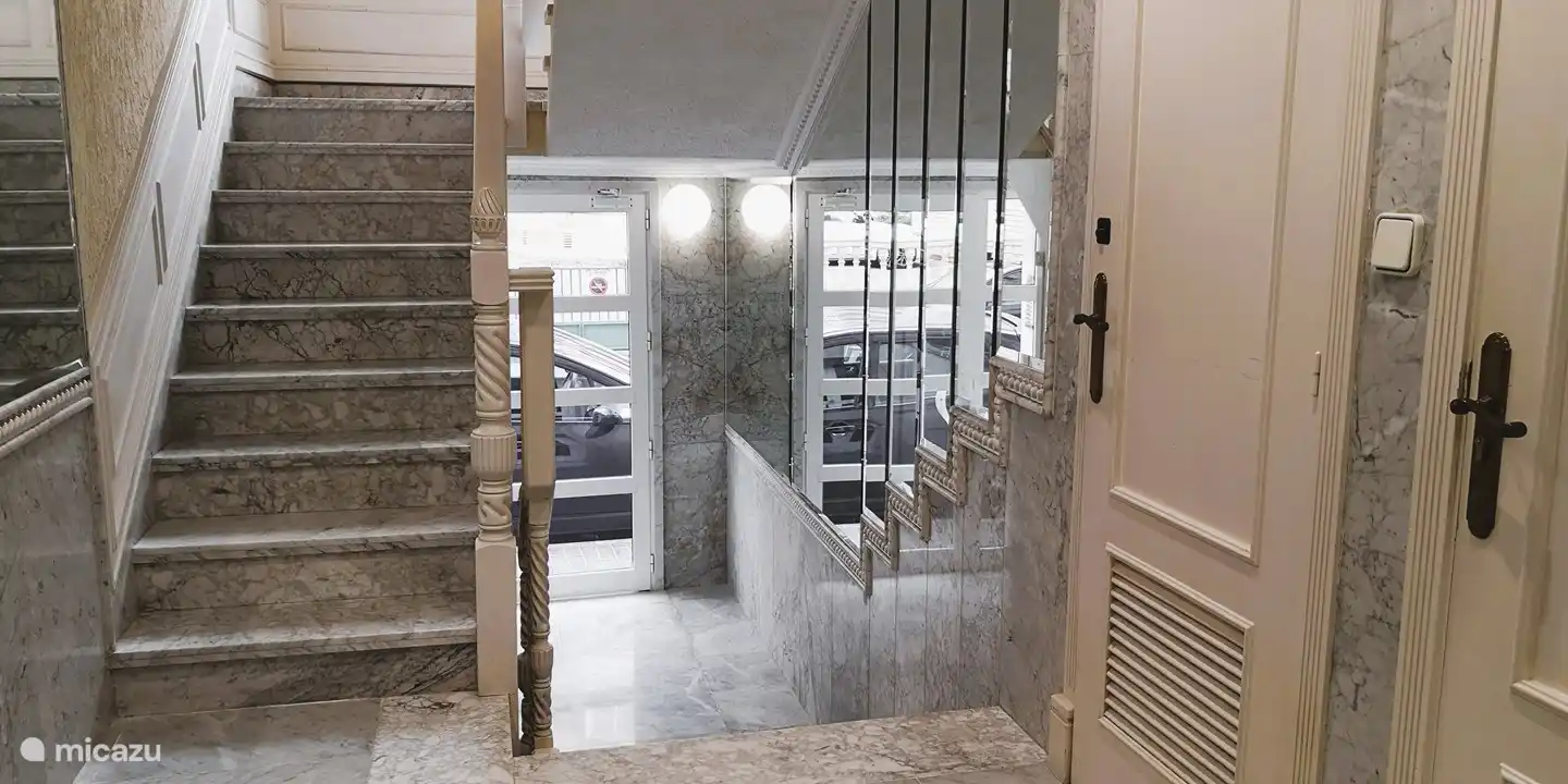 Treppe und Eingangstür des Blok Puerto Blanco III Calle José Alejo Bonmatí Nº 30